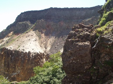 硫黄岳の火口岸壁