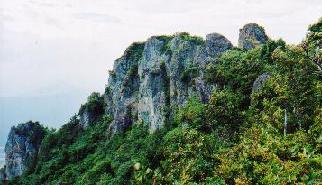 奇岩の金城山