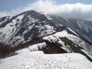 松手山から見る平標山