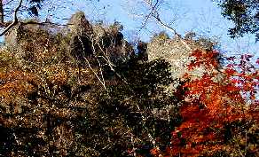 紅葉と岩峰
